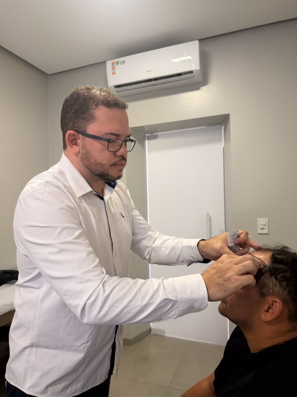 Dr. Maxwell Pereira durante consulta diagnóstica de transplante capilar
