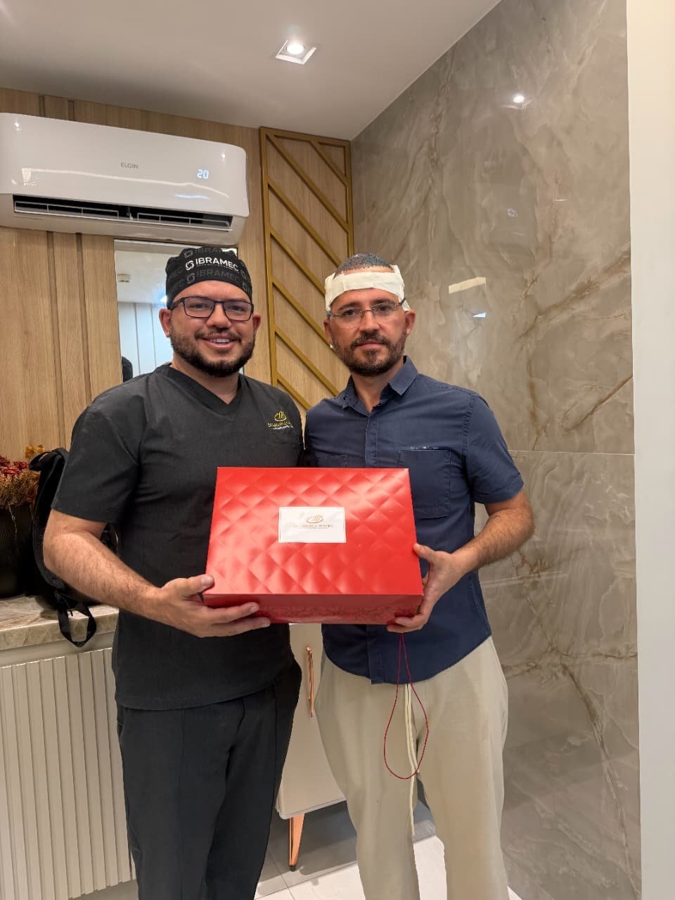 Kit de cuidados entregue ao paciente no pós-operatório do transplante capilar