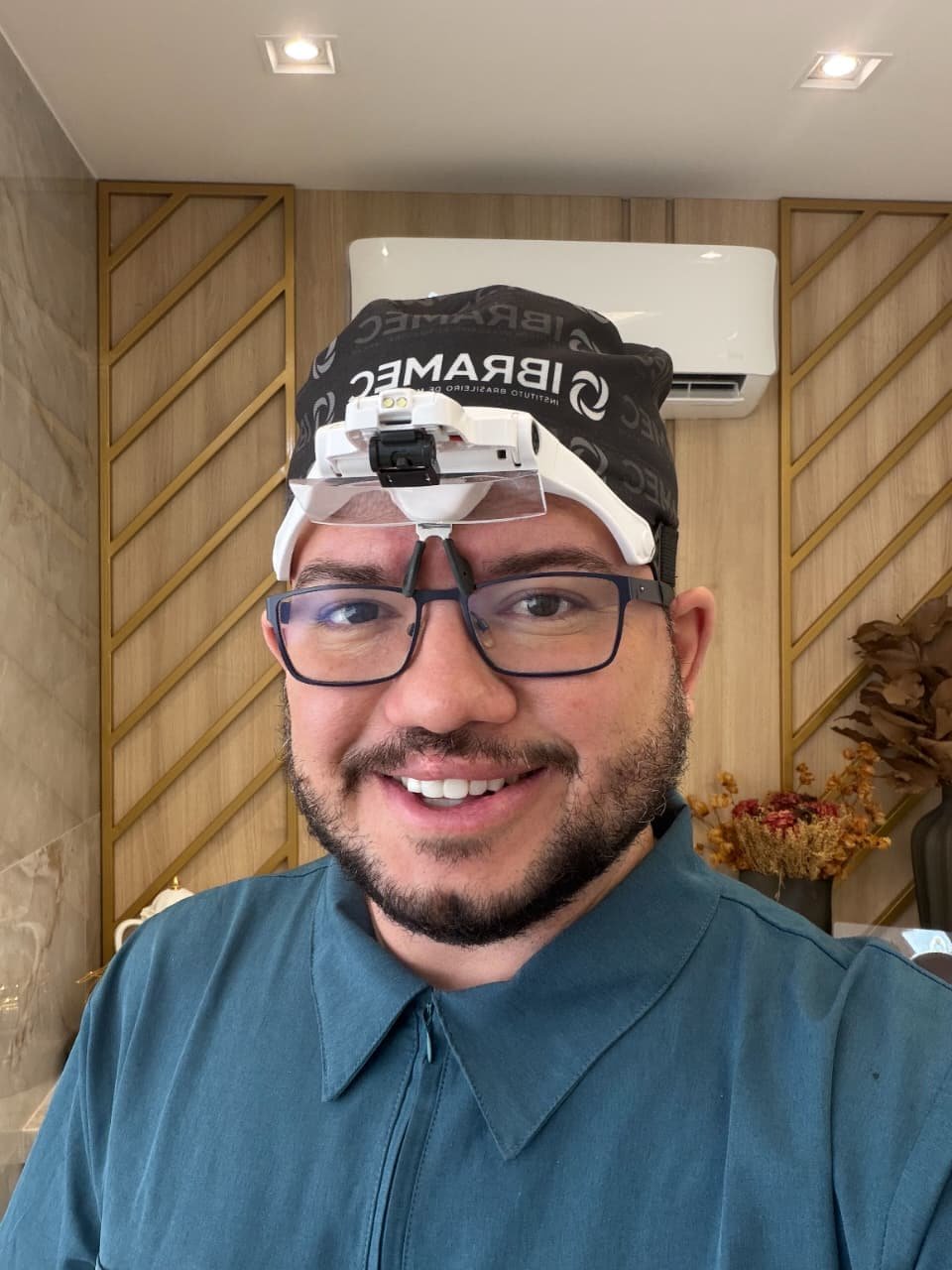 Dr. Maxwell Pereira sorrindo, especialista em transplante capilar FUE