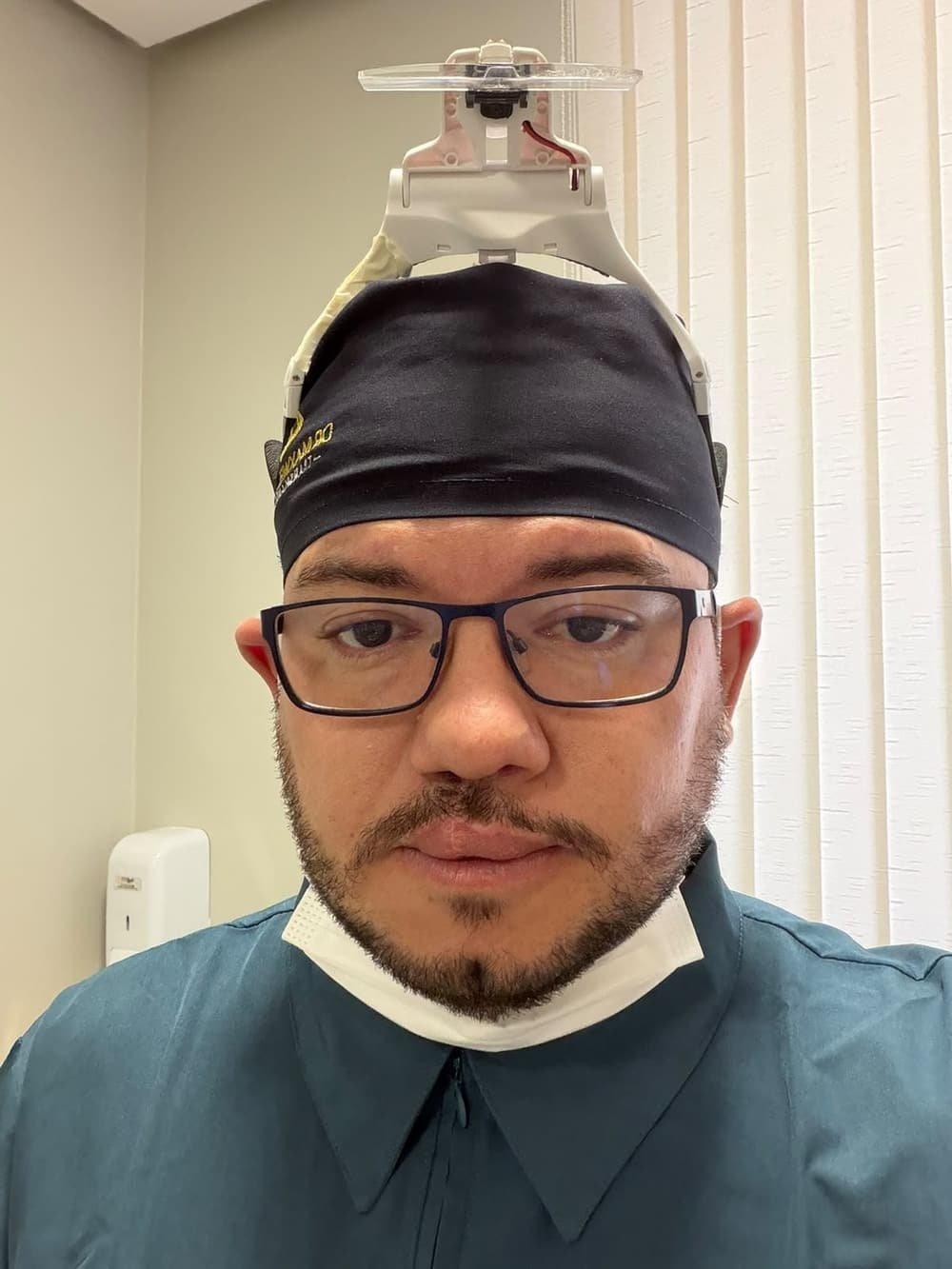 Dr. Maxwell Pereira, CRM-MA 6903, durante cirurgia de transplante capilar