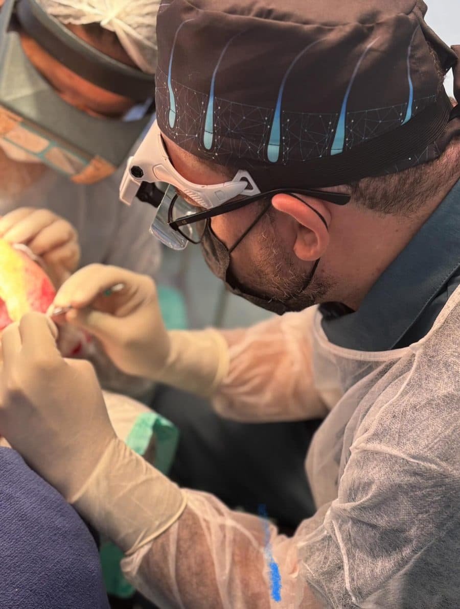 Dr. Maxwell Pereira realizando transplante capilar FUE com precisão cirúrgica em São Luís